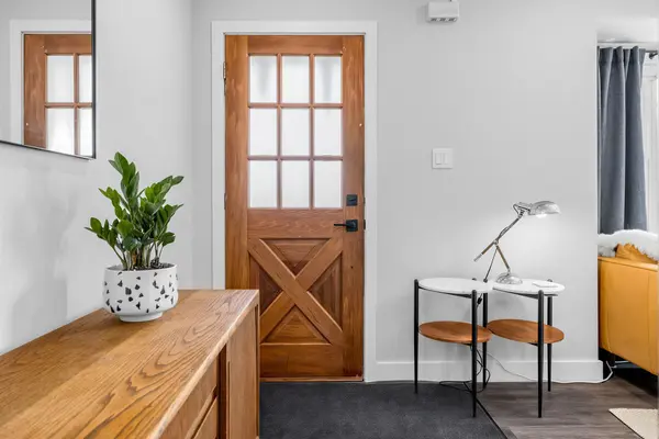 6 Newton ST, Barrie, ON L4M 3N3