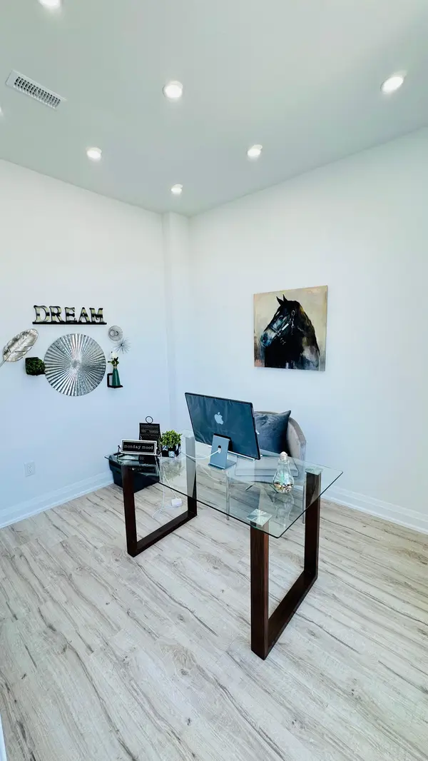 3495 Rebecca ST #204, Oakville, ON L6L 6X9