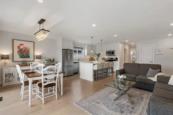 11 Tynevale DR, Toronto W09, ON M9R 2B3