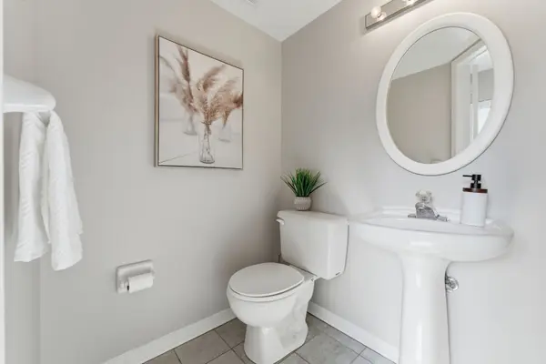 819 Village Green BLVD #27, Mississauga, ON L5E 3H7