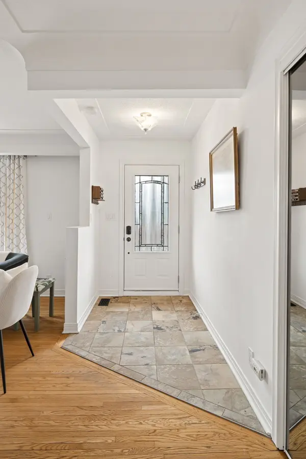 19 Douglas RD, Hamilton, ON L9G 2E2