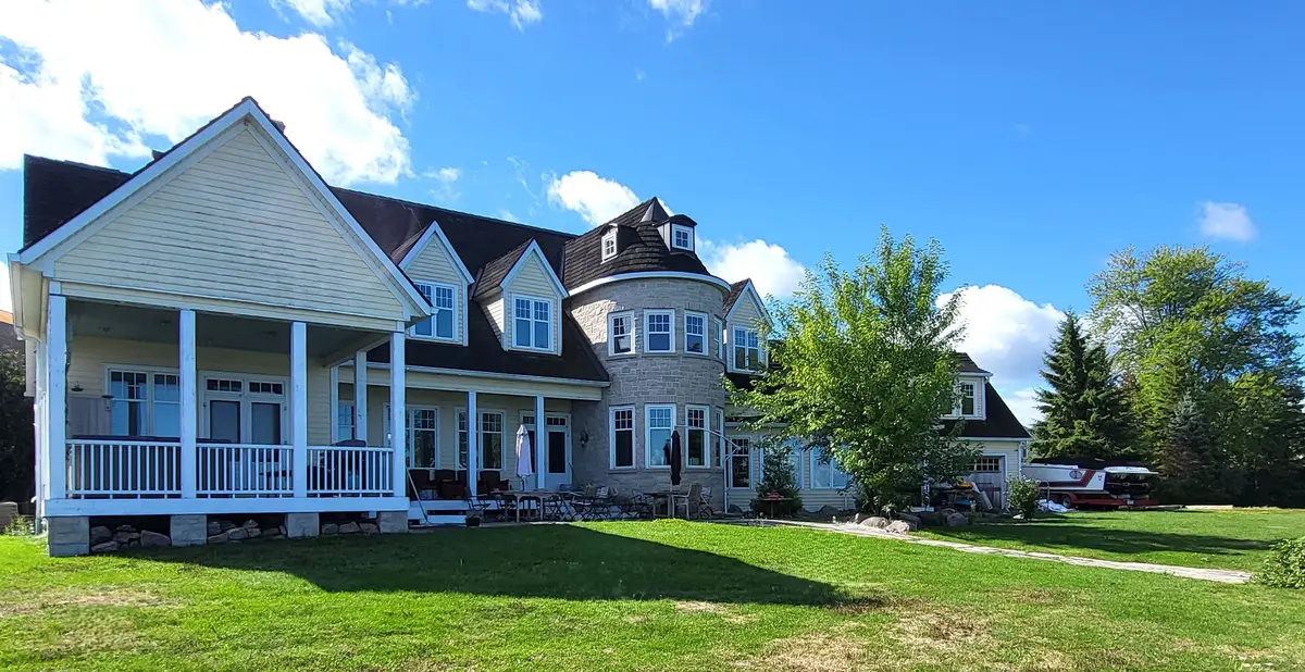 136 Lake DR E, Georgina, ON L4P 3E9