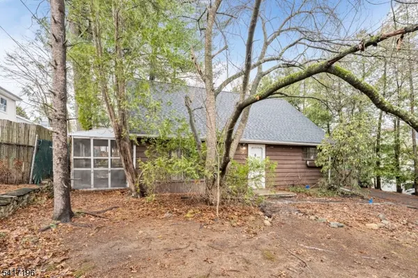 31 Cedar St, Midland Park Boro, NJ 07432