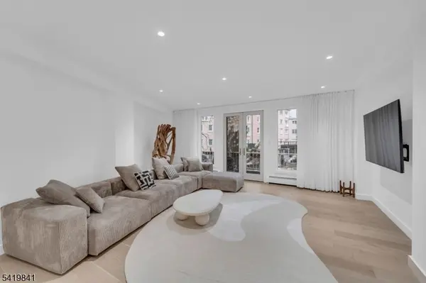 101 Shearwater Ct #25, Jersey City, NJ 07305