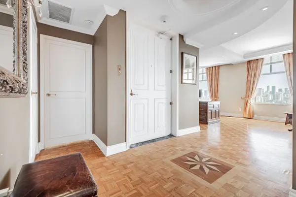 423 Avenue RD #13, Toronto C02, ON M4V 2H7