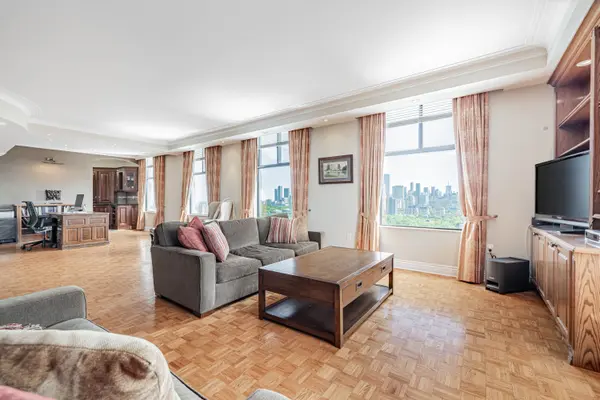 423 Avenue RD #13, Toronto C02, ON M4V 2H7