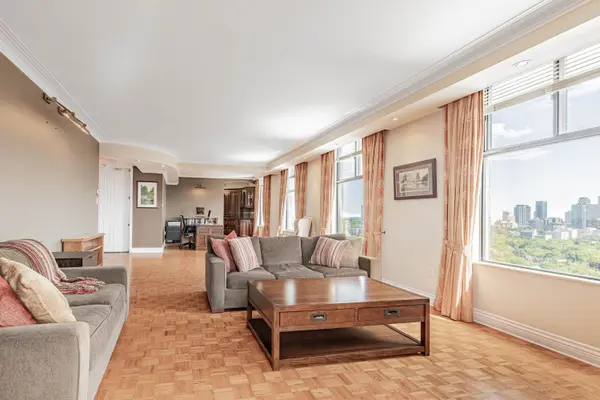 423 Avenue RD #13, Toronto C02, ON M4V 2H7