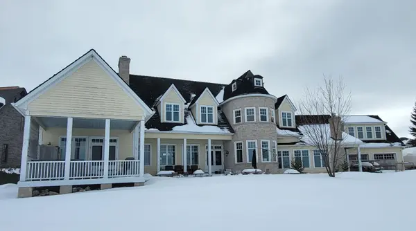 136 Lake DR E, Georgina, ON L4P 3E9