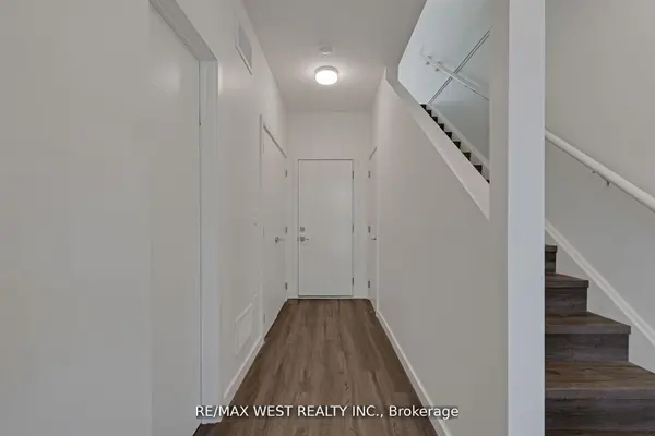 10 Rainwater LN, Barrie, ON L4N 9J6