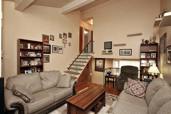 3074 Merritt AVE, Mississauga, ON L4T 1P2