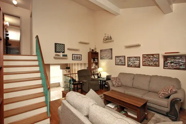 3074 Merritt AVE, Mississauga, ON L4T 1P2