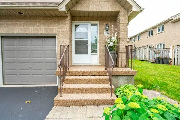 100 Vineberg DR #24, Hamilton, ON L8W 3X4