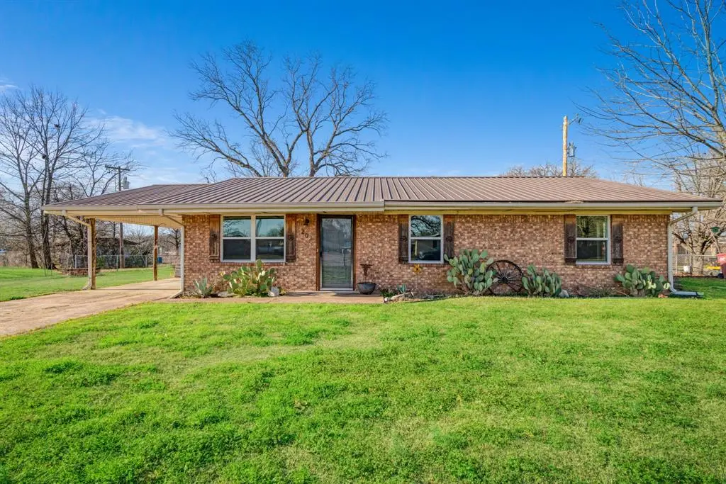 202 Circle Drive, Bogata, TX 75417