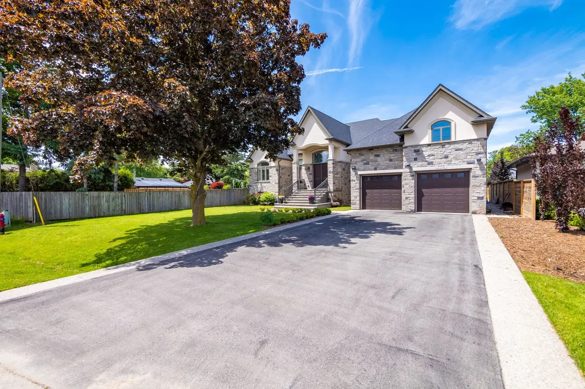 679 Hiawatha BLVD, Hamilton, ON L9G 3A6