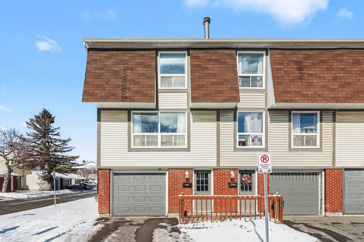 2004 Greenway Park LN, Blackburn Hamlet, ON K1B 5A8