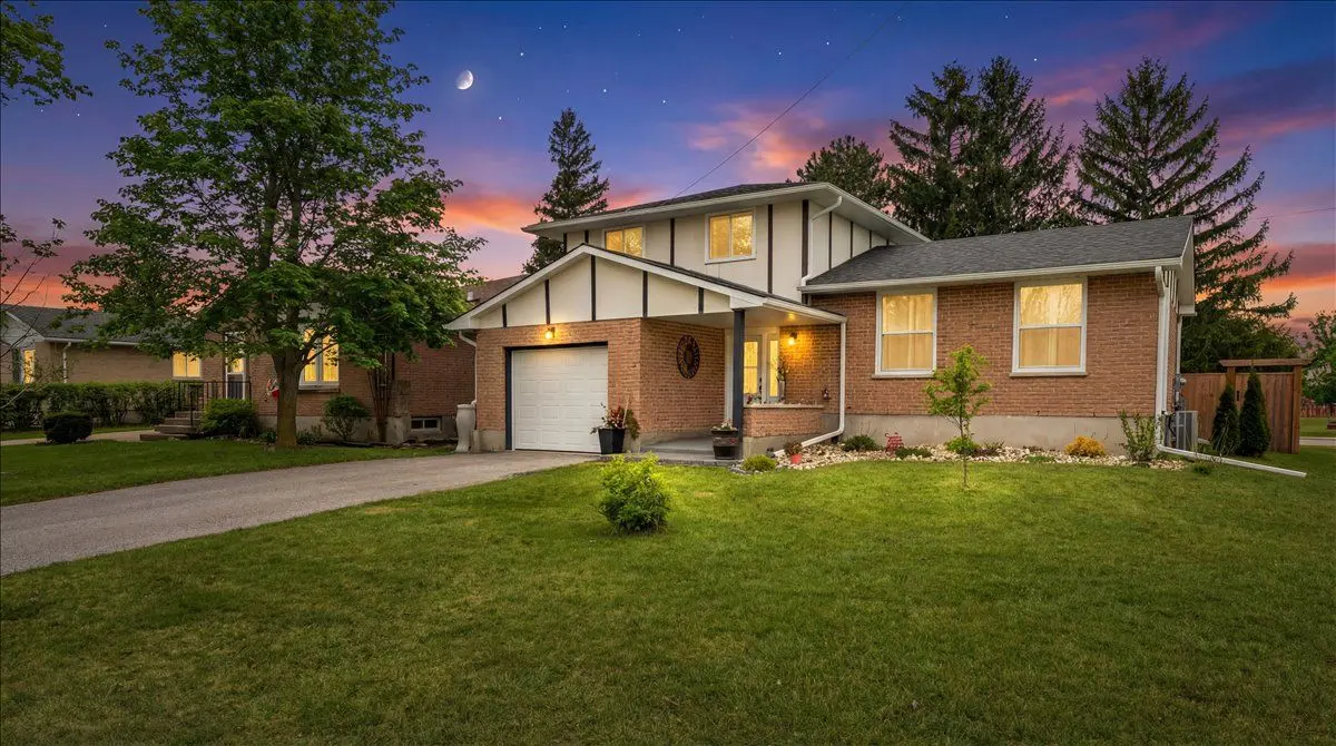 2 Juniper PL, Lambton Shores, ON N0N 1J0