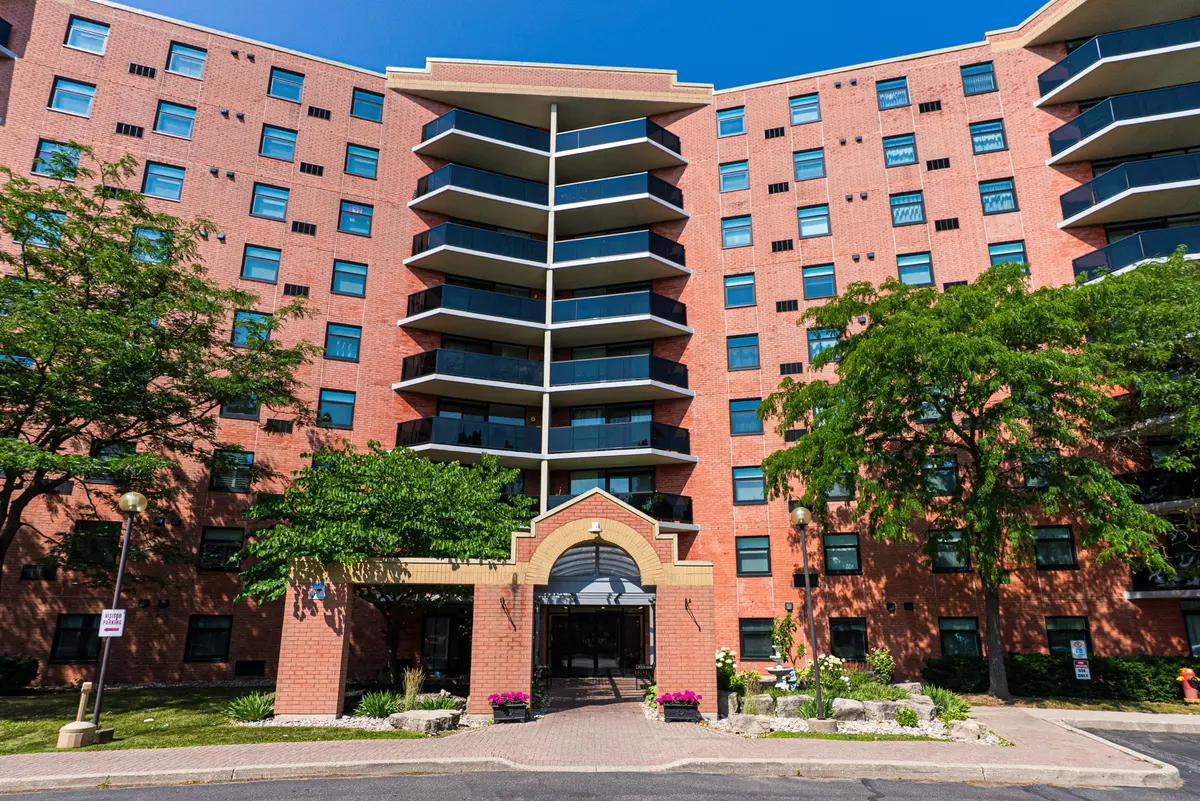 9 Bonheur CT #905, Brantford, ON N3P 1Z5