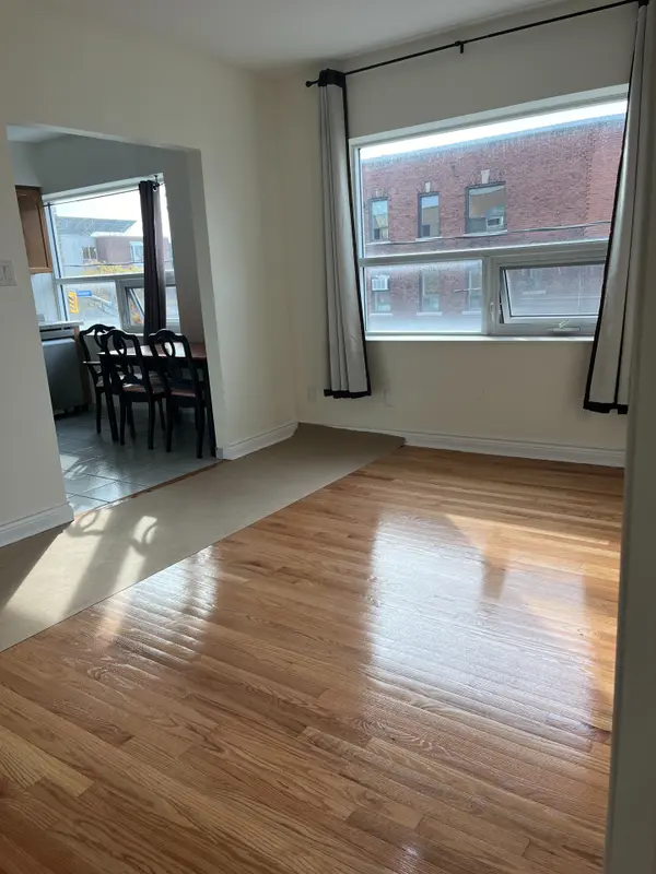 3 Linnsmore CRES #201, Toronto E03, ON M4J 4K7