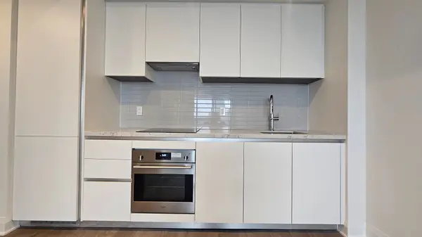 2 Erskine RD #2101, Mississauga, ON L5B 0S1