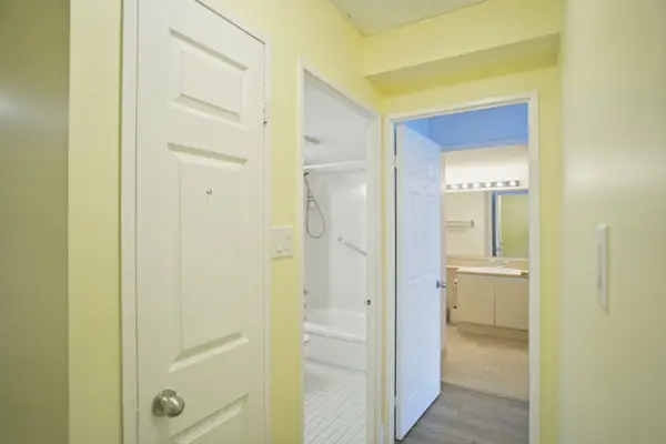 5 Lisa ST #407, Brampton, ON L6T 4T4