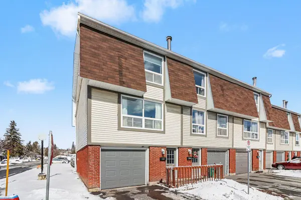 2004 Greenway Park LN, Blackburn Hamlet, ON K1B 5A8