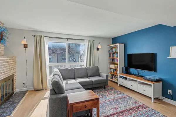 2004 Greenway Park LN, Blackburn Hamlet, ON K1B 5A8