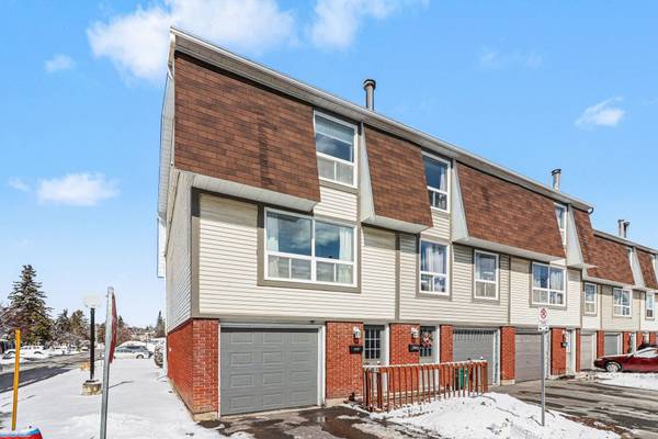 2004 Greenway Park LN, Blackburn Hamlet, ON K1B 5A8