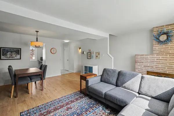 2004 Greenway Park LN, Blackburn Hamlet, ON K1B 5A8