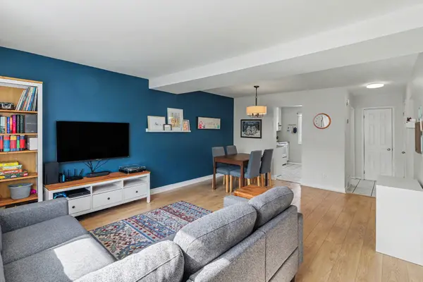 2004 Greenway Park LN, Blackburn Hamlet, ON K1B 5A8