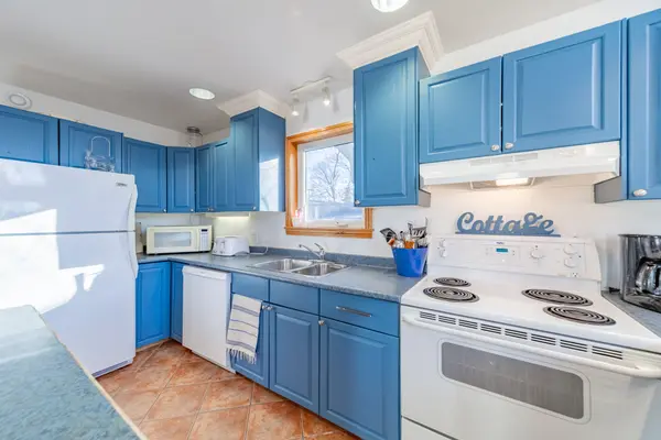 28 Elmwood AVE, Lambton Shores, ON N0M 1T0