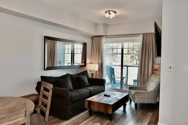 25 PEN LAKE POINT RD #216, Huntsville, ON P1H 1A9