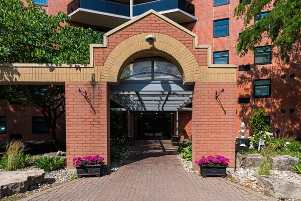 9 Bonheur CT #905, Brantford, ON N3P 1Z5