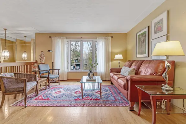 390 Tamarack DR, Waterloo, ON N2L 4G6