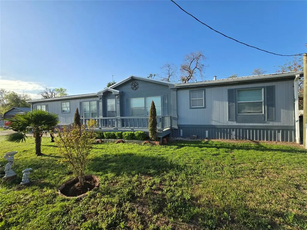 813 W 12th Street, Cameron, TX 76520