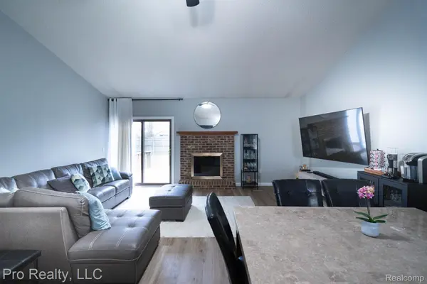 1071 LONGFELLOW DR, Canton Charter Township, MI 48187