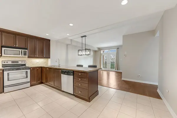 396 Plains RD E #207, Burlington, ON L7T 2C8