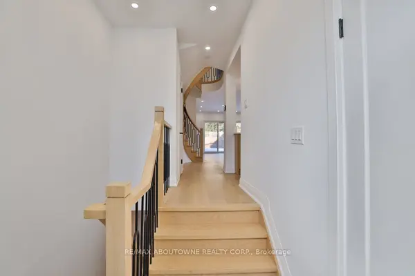 63 Tradewind DR, Oakville, ON L6L 6K8