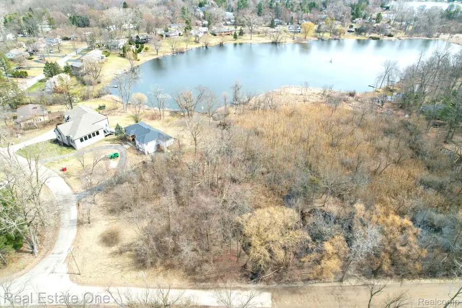 2636 Bay DR, West Bloomfield Charter Township, MI 48324