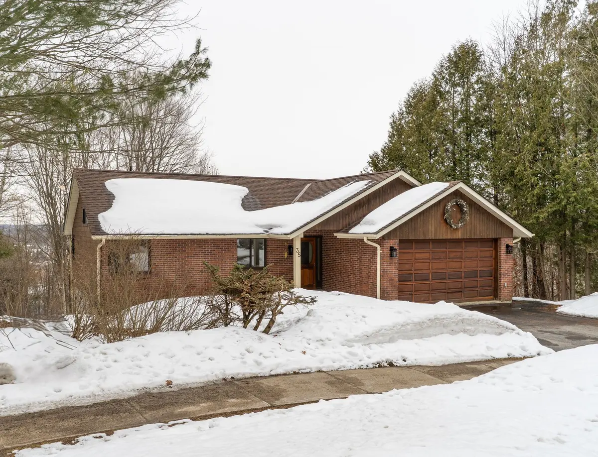 35 Westvale DR, Bracebridge, ON P1L 1B5