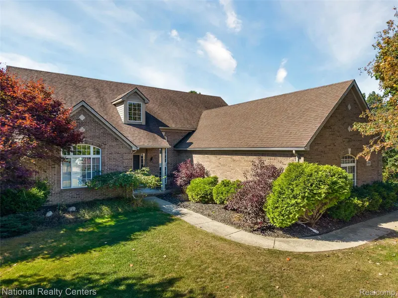 678 Joshua DR, Highland Charter Township, MI 48356