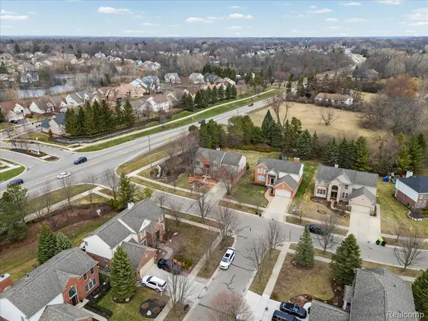 7555 Windgate CIR, West Bloomfield Charter Township, MI 48323