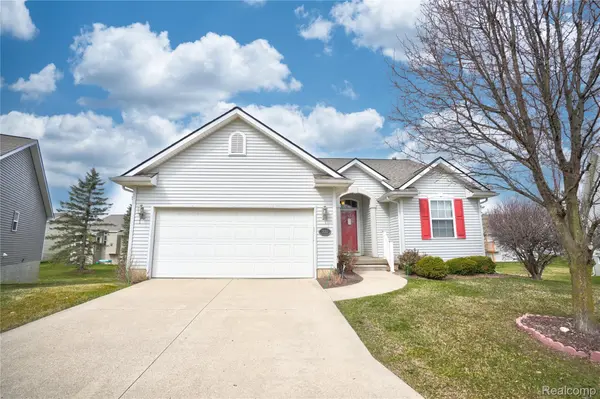 1130 Creekside CT, Burton, MI 48509