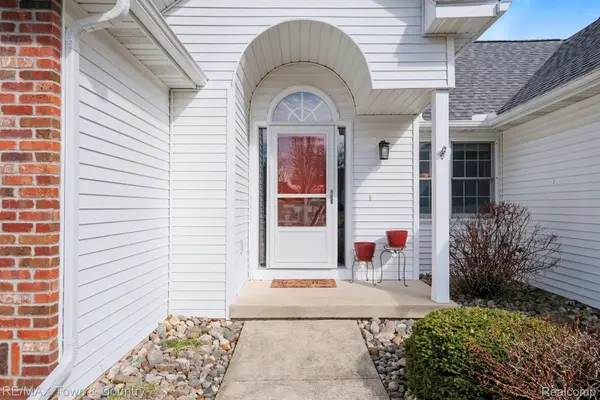 223 Primrose LN, Flushing, MI 48433