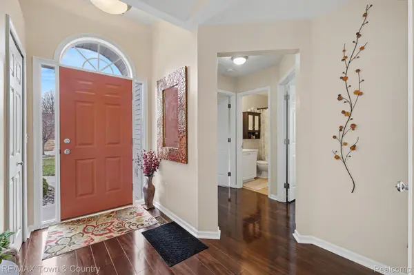 223 Primrose LN, Flushing, MI 48433