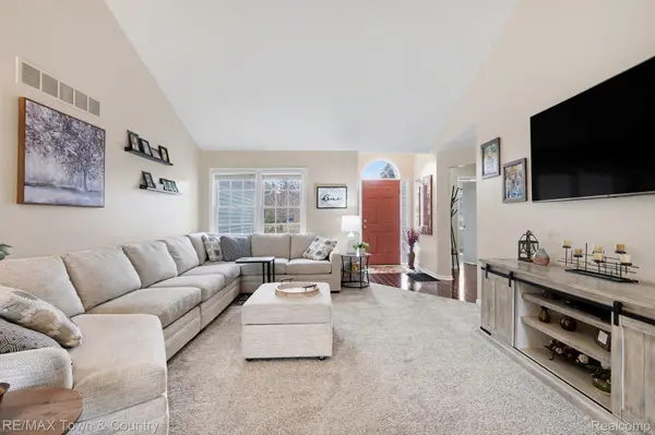 223 Primrose LN, Flushing, MI 48433