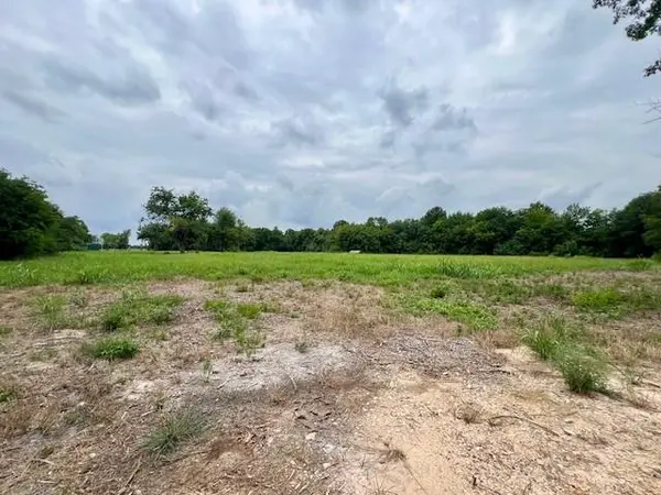 600 S BOIS D'ARC Street, Blossom, TX 75416