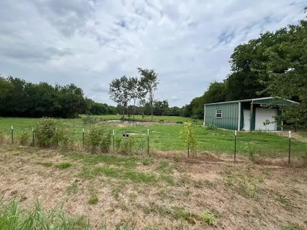 600 S BOIS D'ARC Street, Blossom, TX 75416