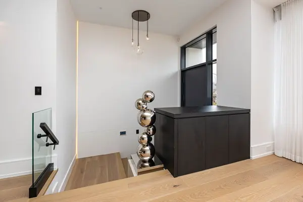 232 Snowdon AVE, Toronto C04, ON M4N 2B3