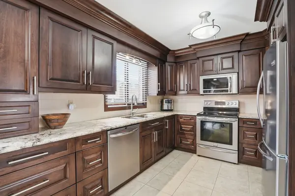 31 Republic AVE, Hamilton, ON L9B 2G6