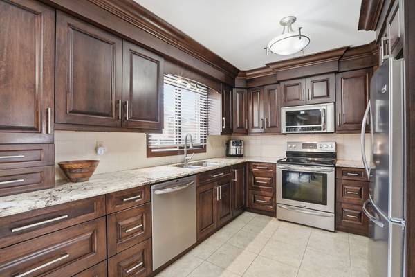 31 Republic AVE, Hamilton, ON L9B 2G6